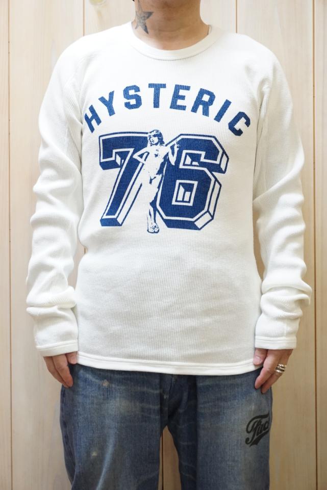 ヒステリックグラマーVネック長袖トップス HYSTERIC GLAMOUR（ヒステリックグラマー）の「LOOKING AHEAD Vネック