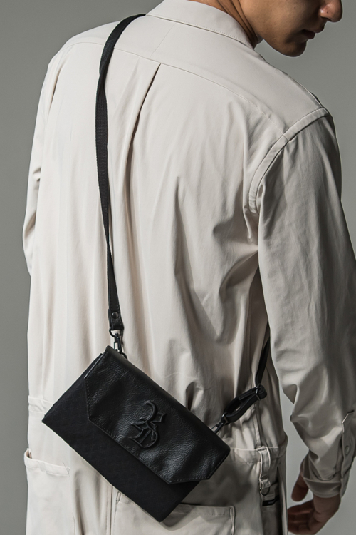 RESOUND CLOTHING リサウンドクロージング RC37-BAG-001RD decade clutch walletshoulder bag ディケイドコラボショルダーバッグ BLACK 正規通販 メンズ 2025年9月30日入荷予定