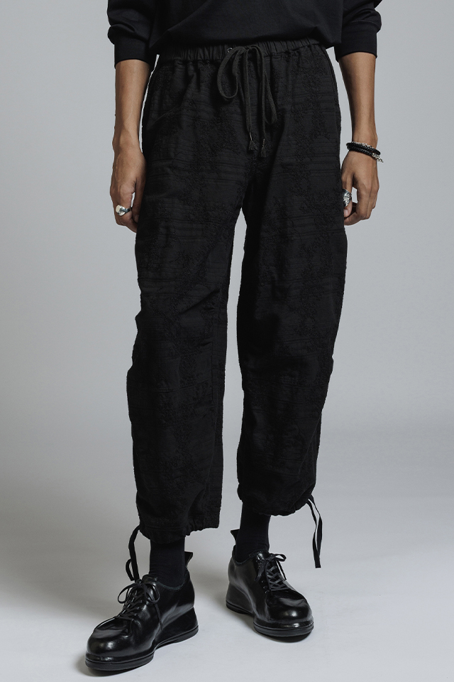 The Viridi-anne ザ ヴィリジアン VI-3965-04 EMBROIDERED RELAXED CROPPED TROUSERS クロップドパンツ BLACK 正規通販 メンズ
