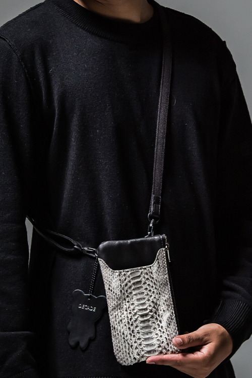 RESOUND CLOTHING リサウンドクロージング RC30-BAG-005RD decade collabo Wallet phone bag ディケイドコラボミニバッグ BKWH 正規通販 メンズ 2023年12月24日入荷予定
