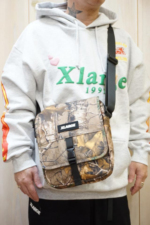 XLARGE エクストララージ 101223053003 STROLL SHOULDER BAG XLARGE ショルダーバッグ CAMO 正規通販 メンズ レディース